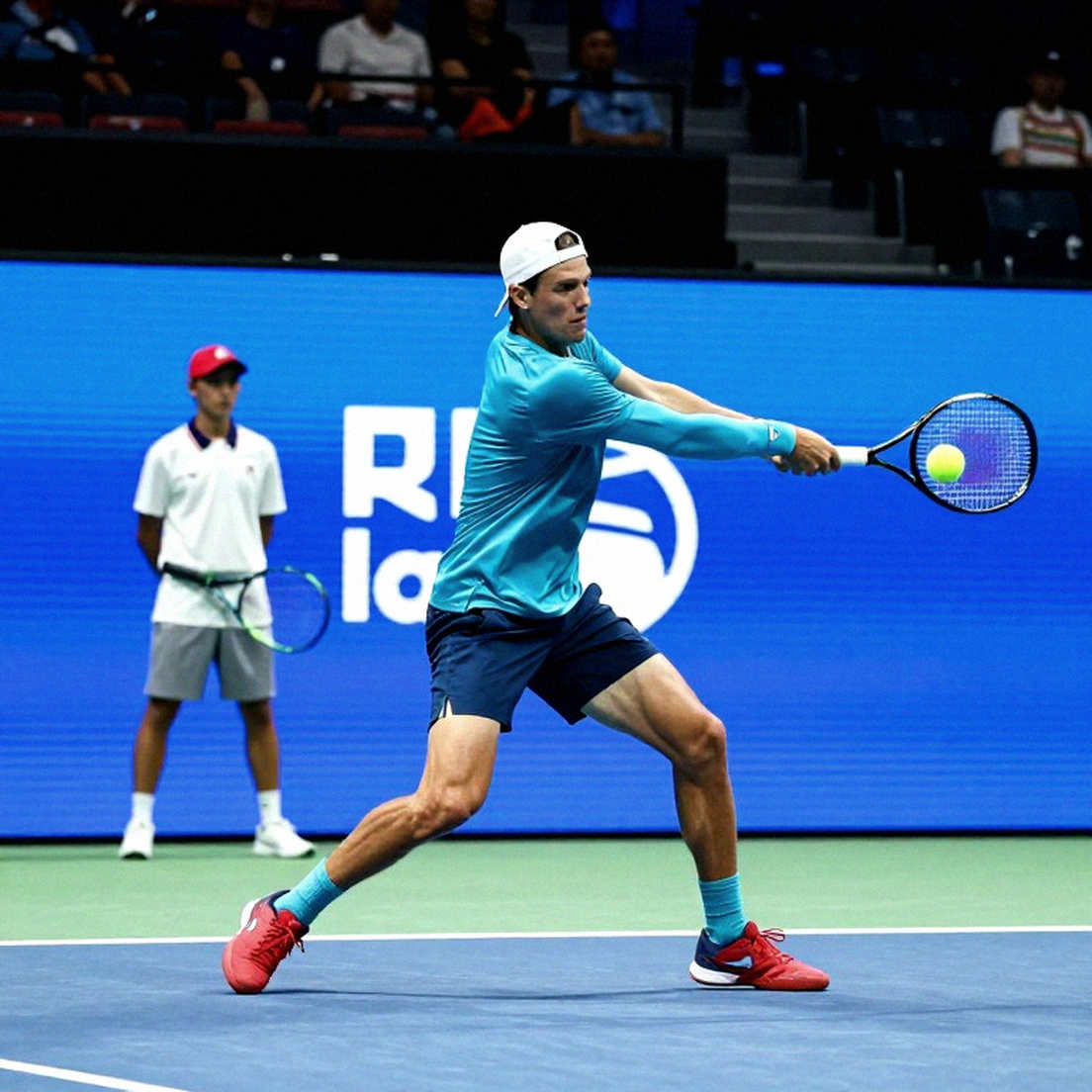 Zverev vào bán kết Thượng Hải: 80% giao bóng một, 5/5 break point cứu được và một tuyên bố chưa có nguồn kiểm chứng