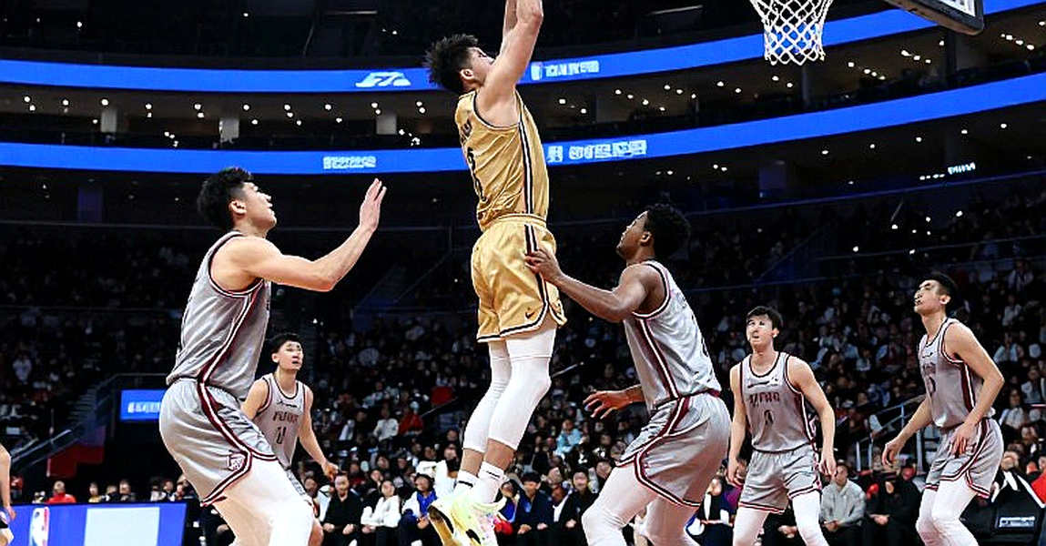 Braxton Key và Evan Fournier tranh cãi về minh bạch lương thưởng tại EuroLeague